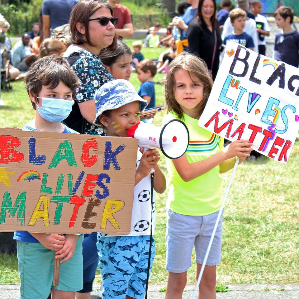 Kinder und Rassismus: Kinder demonstriere