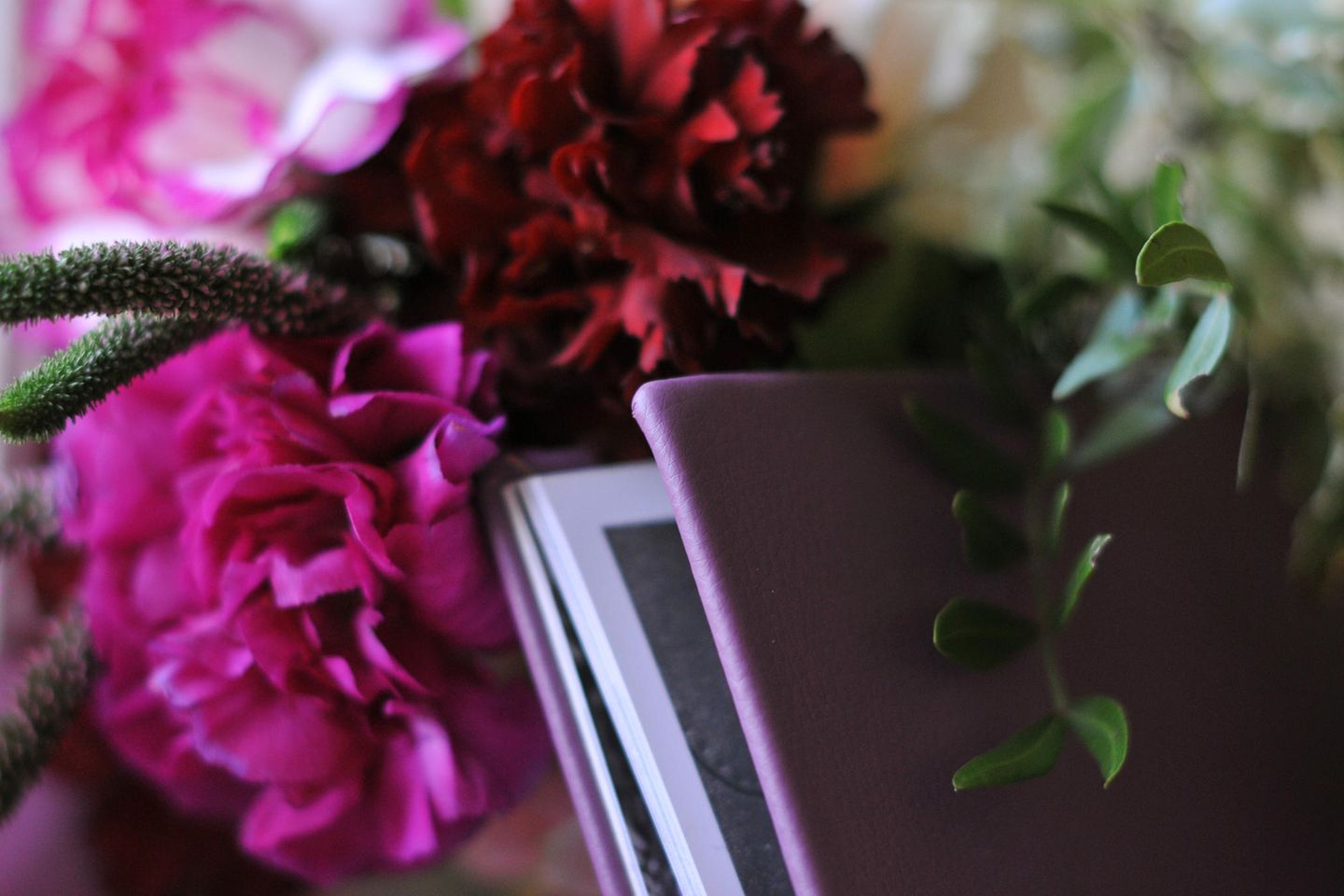 Mann plant Hochzeitstag nach Tod: Blumen und Buch
