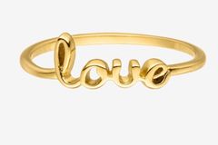 Reminds a little of the iconic piece of jewelry from Tiffany & Co., but is much cheaper. You make a romantic statement with this gold-plated version in any case. From Faye for 35 euros. "Loading =" lazy