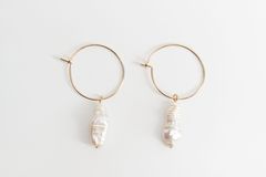 A summer without pearls? we are not participating. How could we, if these delicate hoops with natural pearls are waiting for us in our jewelry box. From mango, for 13 euros. "Loading =" lazy