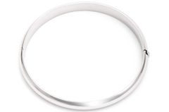 A simple bangle is classic and indispensable. This one is made of 925 silver and an all-rounder that we won't take off anytime soon. From jeweler Kraemer, for 90 euros. "Loading =" lazy