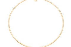 We love chokers - it's that easy! Classic in silver with high-quality multiple gold plating, this piece of jewelry is perfect for layering, but also a real eye-catcher on its own. By Ariane Ernst, for 160 euros. "Loading =" lazy