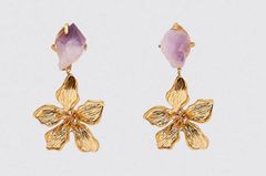 You make a real statement with this XXL earrings in a flower design. The stylish gemstone in lilac also provides an extra helping of style. From Zara, for 13 euros. "Loading =" lazy