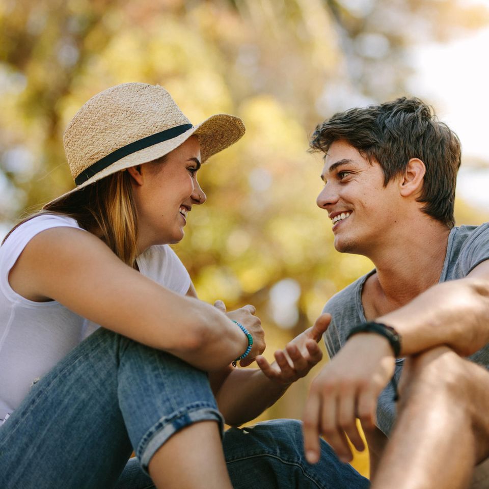 Dieses Wort verbessert deine Beziehung: Ein Pärchen sitzt draußen und redet
