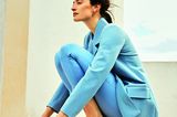 Pastellfarbene Mode: Blazer zu blauer Hose