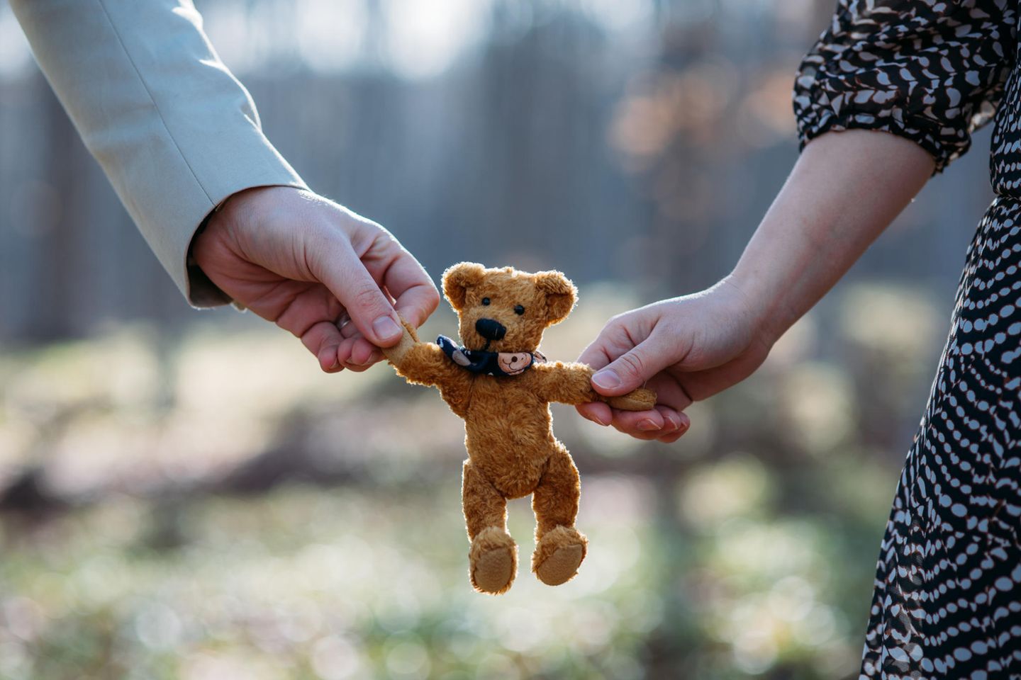 Paar wartet auf Baby ohne Sex: Teddybär in der Hand