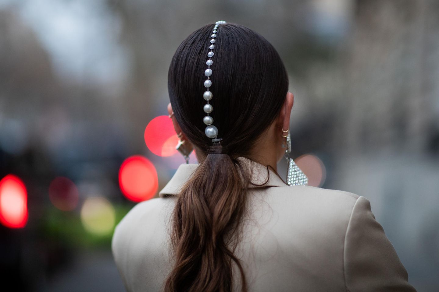 Trend-Pferdeschwanz: Frau mit Perlen im Haar
