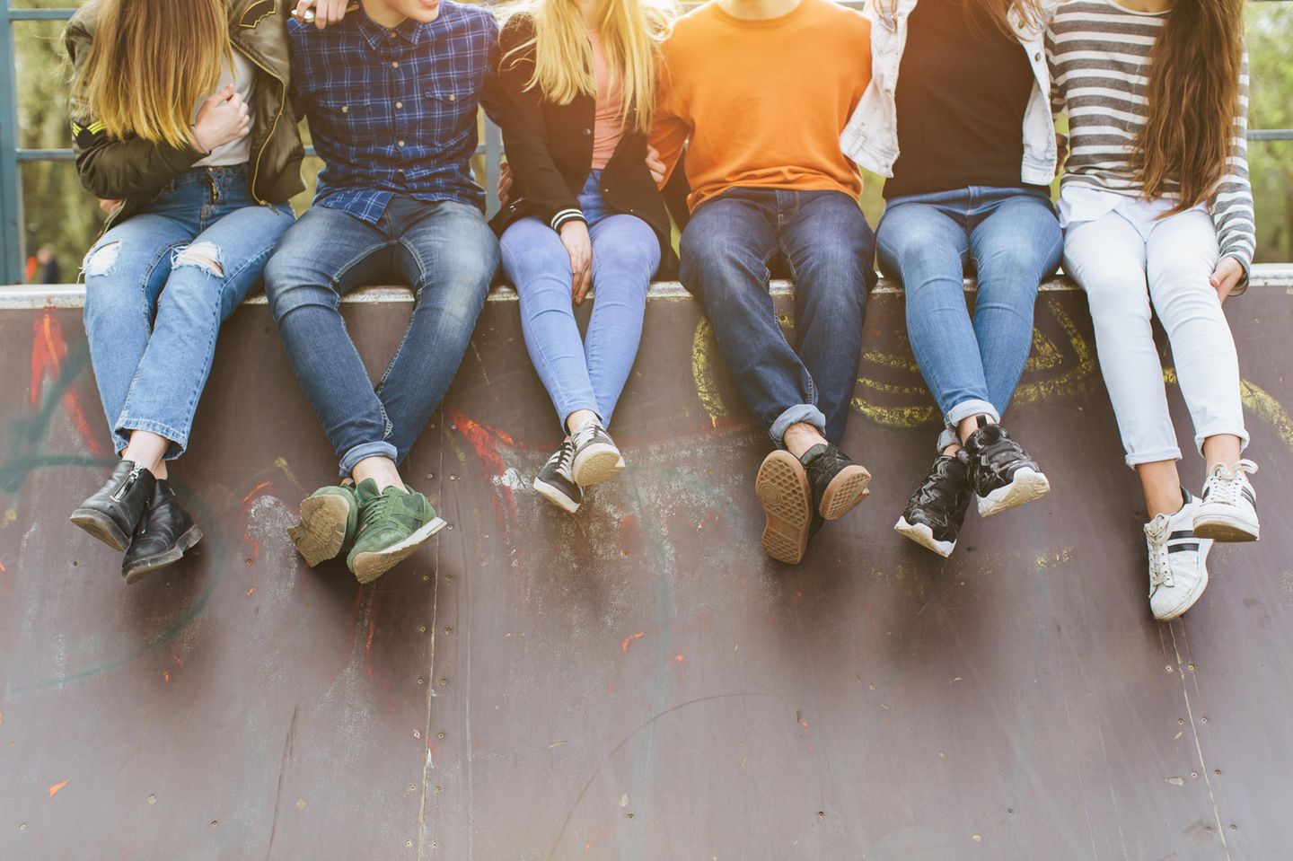 Pubertät: Jugendliche sitzen auf Skater-Rampe