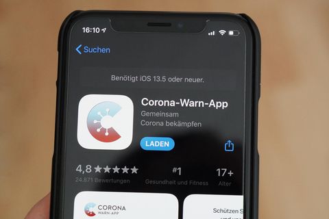 Corona-Warn-App: Handy in der Hand