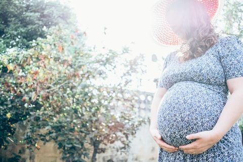 Angst vor der Schwangerschaft: Frau mit Babybauch