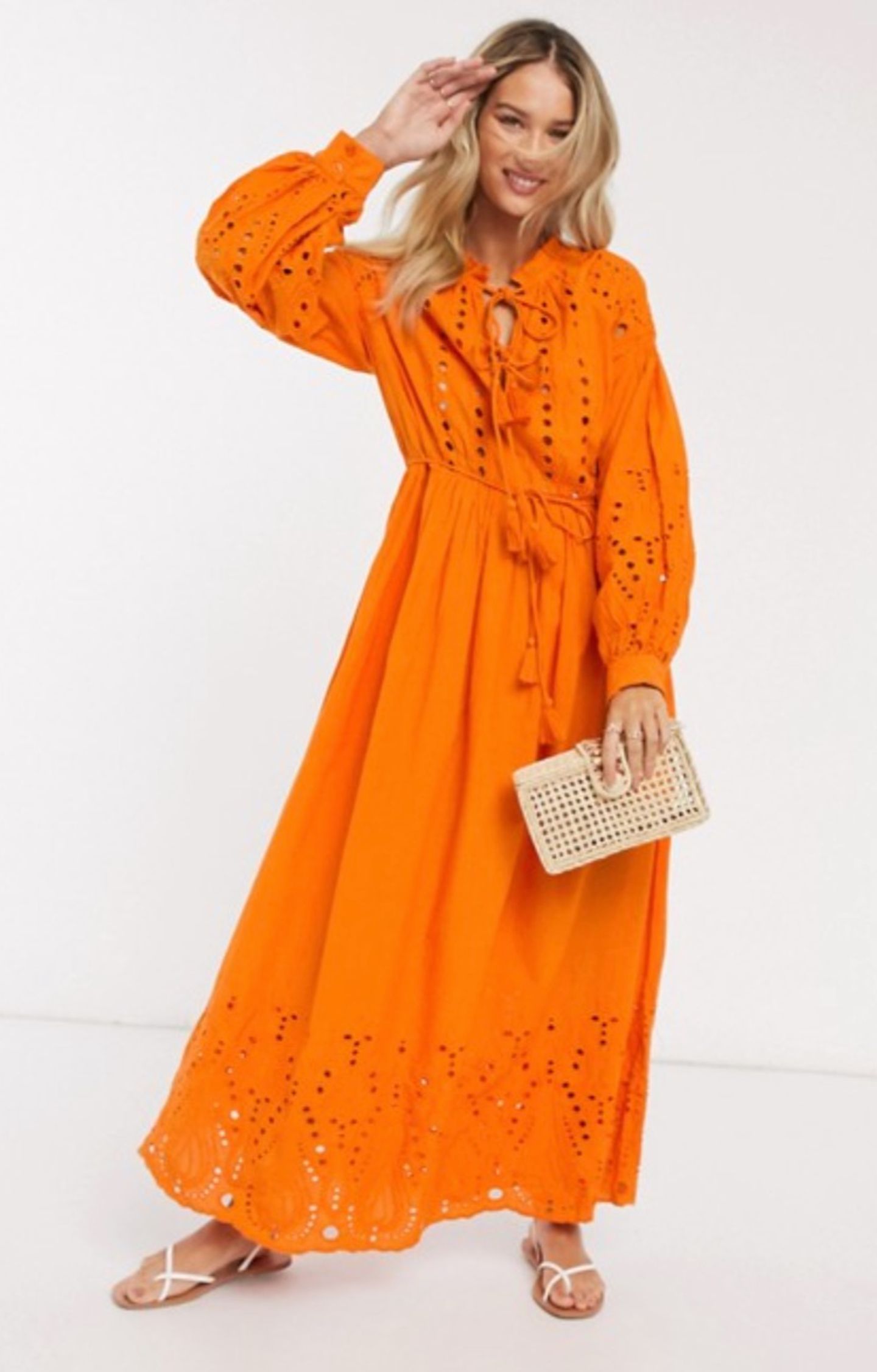 Beine kaschieren: Orangenes Maxi-Kleid