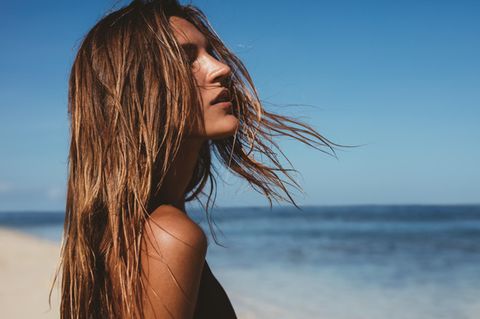 Haarbruch: Frau mit Beach-Waves am Strand