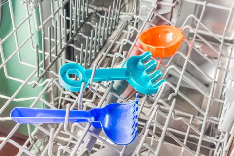 6 Dinge, die außer Geschirr noch in die Spülmaschine können: Spielzeug in der Spülmaschine