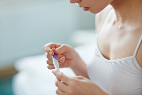 Scheinschwangerschaft: Frau hält Schwangerschaftstest