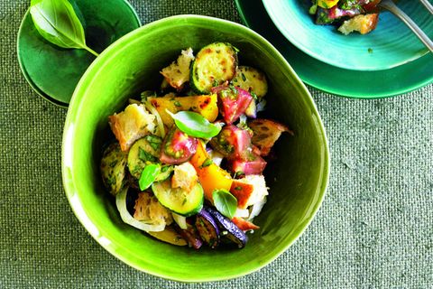 Sommergemüse: Brotsalat mit Ratatouille-Gemüse
