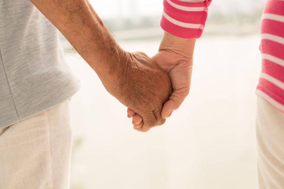Was ich von meinen Eltern über die Liebe weiß: Ein älteres Paar hält Händchen