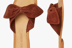 Bows are no longer just for little girls. On cool mules they give our look a girly touch, but at the same time they look super trendy. From Vero Moda via Zalando, for 40 euros. "Loading =" lazy