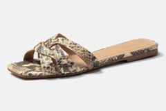 Animal prints have been an integral part of the fashion world for a few years now, and snake prints in particular have had their big fashion revival. So it is clear that we cannot resist these braided mules. From Hallhuber, for 60 euros. "Loading =" lazy