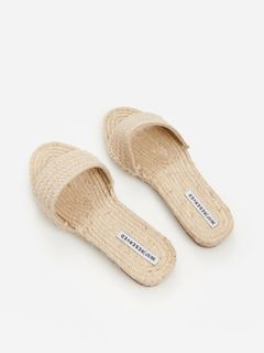 Every fashionista reached for a raffia bag last year, now the bags are supplied with the matching counterpart. Bast mules are not only perfect for a day at the beach, they sweeten us every day in the sun. From Reserved, for 15 euros. "Loading =" eager