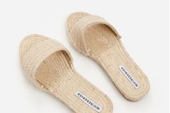 Every fashionista reached for a raffia bag last year, now the bags are supplied with the matching counterpart. Bast mules are not only perfect for a day at the beach, they sweeten us every day in the sun. From Reserved, for 15 euros. "Loading =" lazy