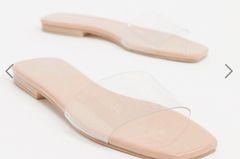 Vinyl is the new It material of the fashion designers and we absolutely understand why. The transparent plastic makes delicate mules almost invisible and thus ensures an even cleaner look. Absolute must-have! From Simmi London via Asos, for 29 euros. "Loading =" lazy