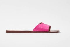 Pink is one of THE trend colors 2020 - and we absolutely understand why. The color puts you in a good mood, screams summer at least as loud as a cool ice and looks just magical in the form of these mules. From Zara, for 23 euros. "Loading =" lazy