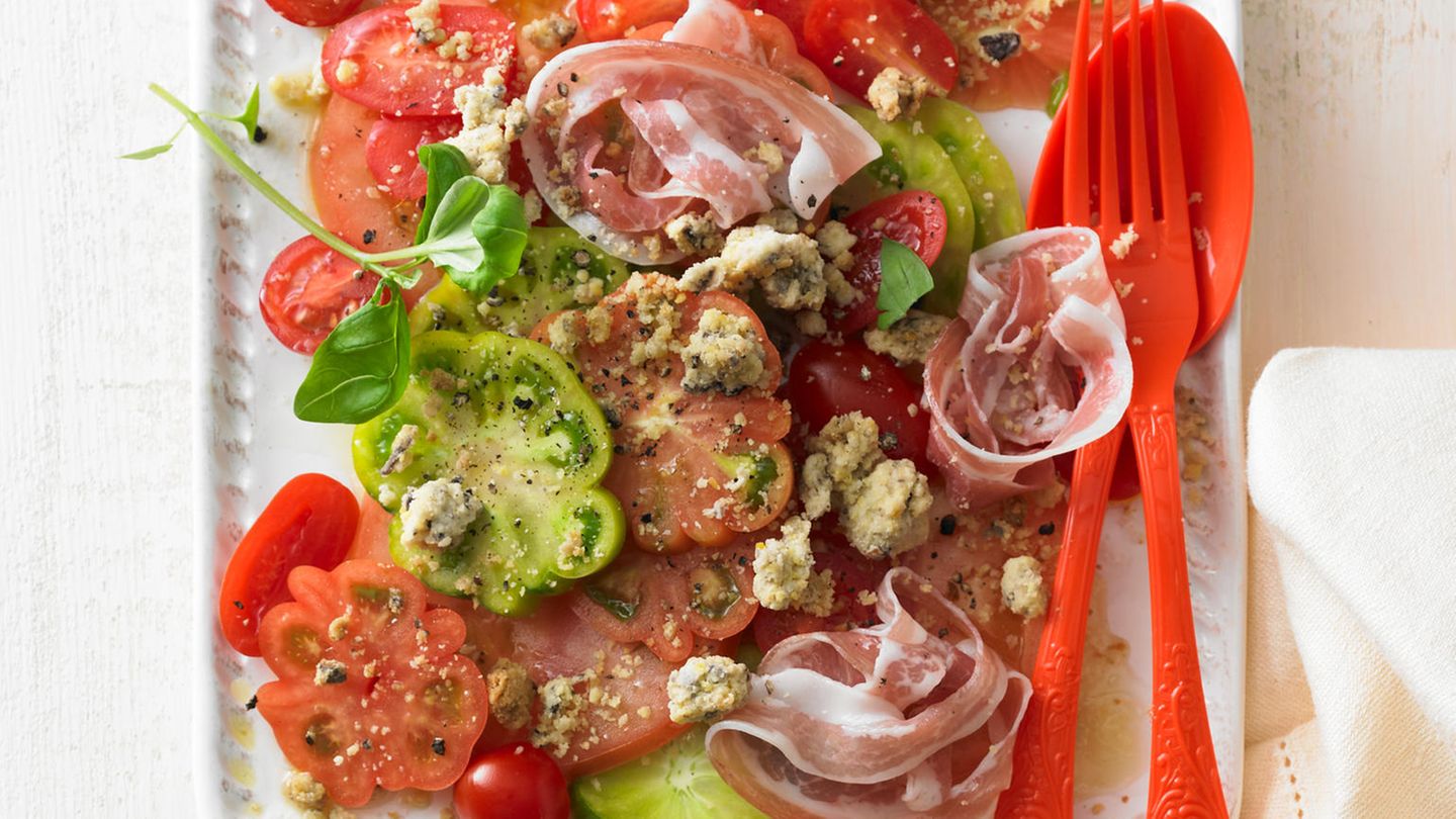 Tomatensalat mit Olivenstreuseln | BRIGITTE.de