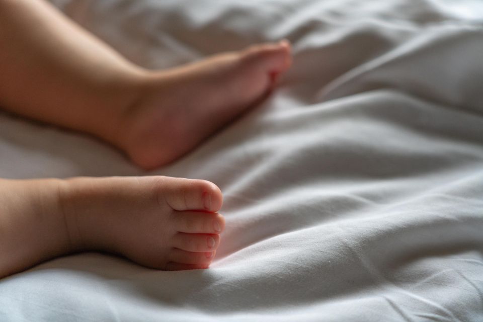 Fieberkrampf: Nackte Babyfüße