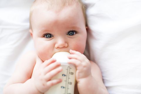 Fläschchen-Mütter: Baby trinkt aus der Flasche