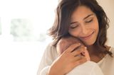 Fläschchen-Mütter: Frau kuschelt mit Baby