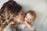 Fläschchen-Mütter: Frau küsst Baby