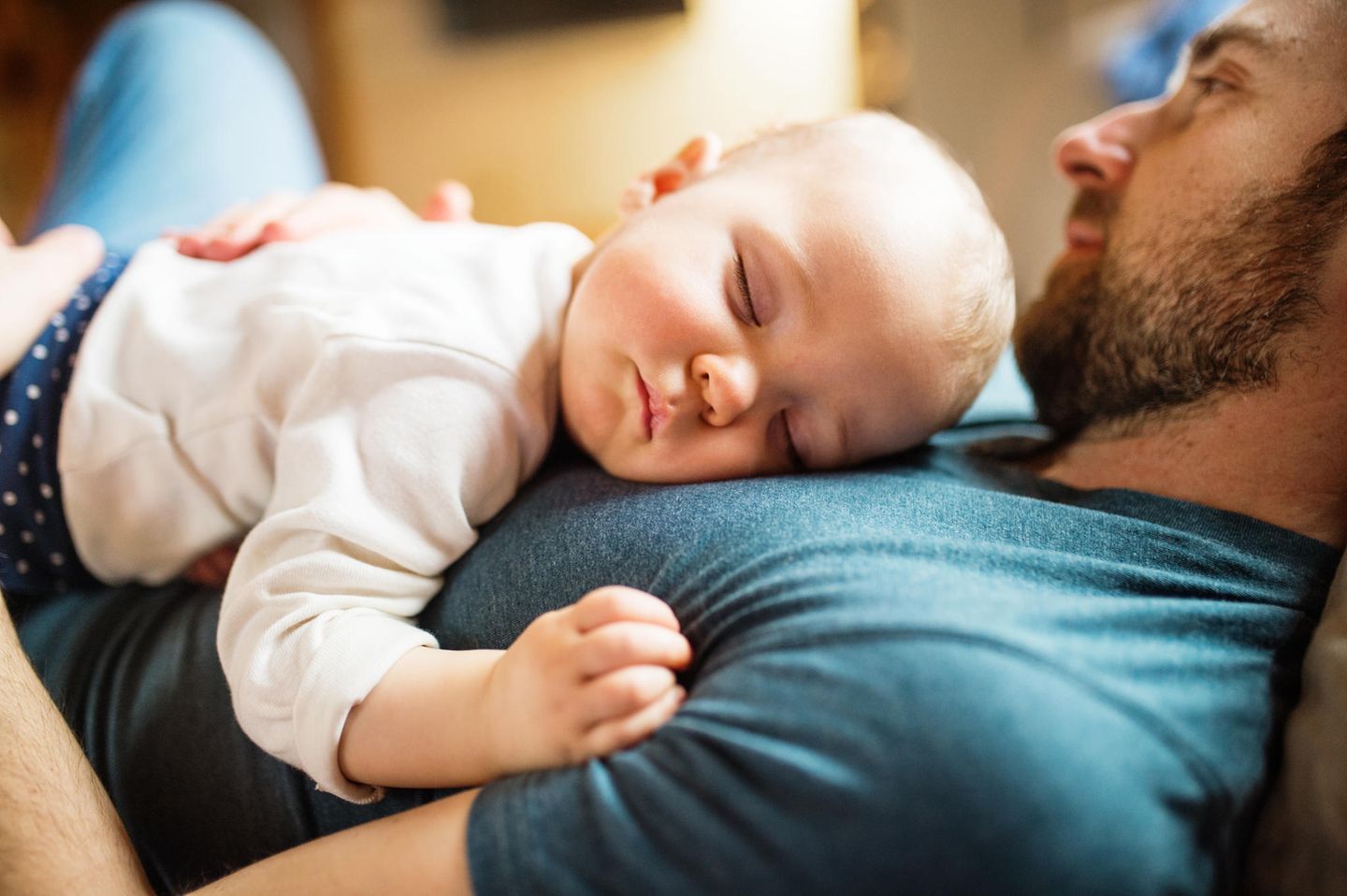 Fläschchen-Mütter: Mann mit schlafendem Baby auf dem Oberkörper