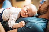 Fläschchen-Mütter: Mann mit schlafendem Baby auf dem Oberkörper