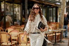 Summer trends 2020: woman with dotted blouse "loading =" lazy
