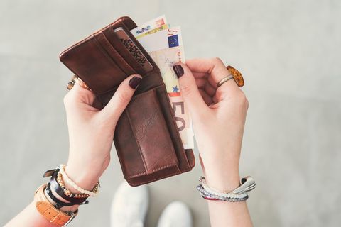 Spar-Trick: Frau mit Geld in der Hand