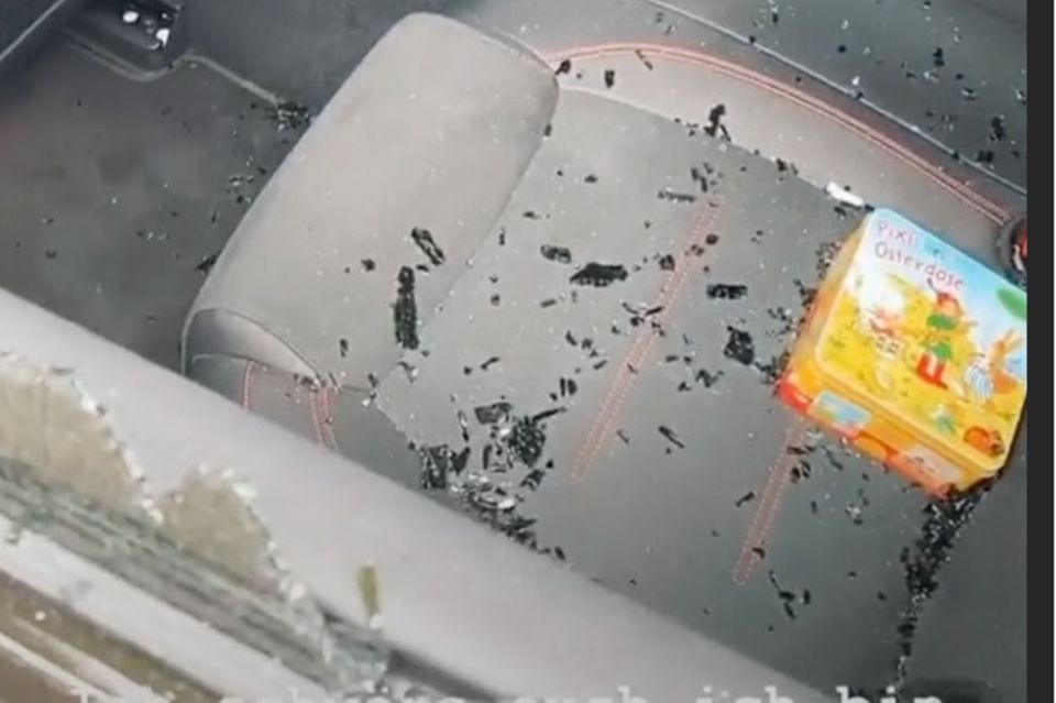 Sarah Lombardi: Diebe haben das hintere Fenster von Sarah Lombardis Auto eingeschlagen und ihre Handtasche mitgenommen. Diebe haben das hintere Fenster von Sarah Lombardis Auto eingeschlagen und ihre Handtasche mitgenommen.