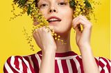 Düfte und ihre Wirkung: Model mit Blumenschmuck auf dem Kopf