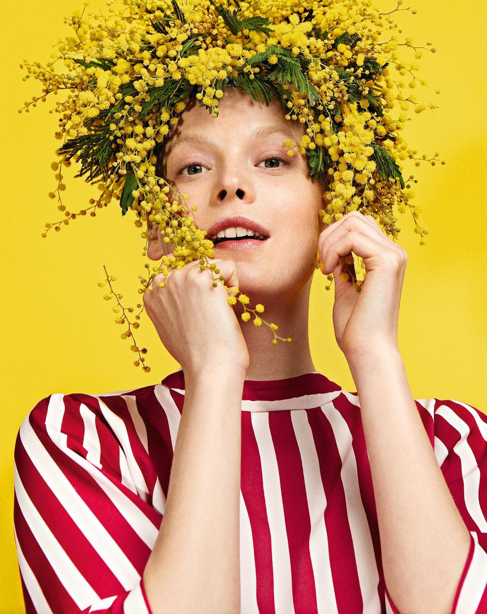 Düfte und ihre Wirkung: Model mit Blumenschmuck auf dem Kopf