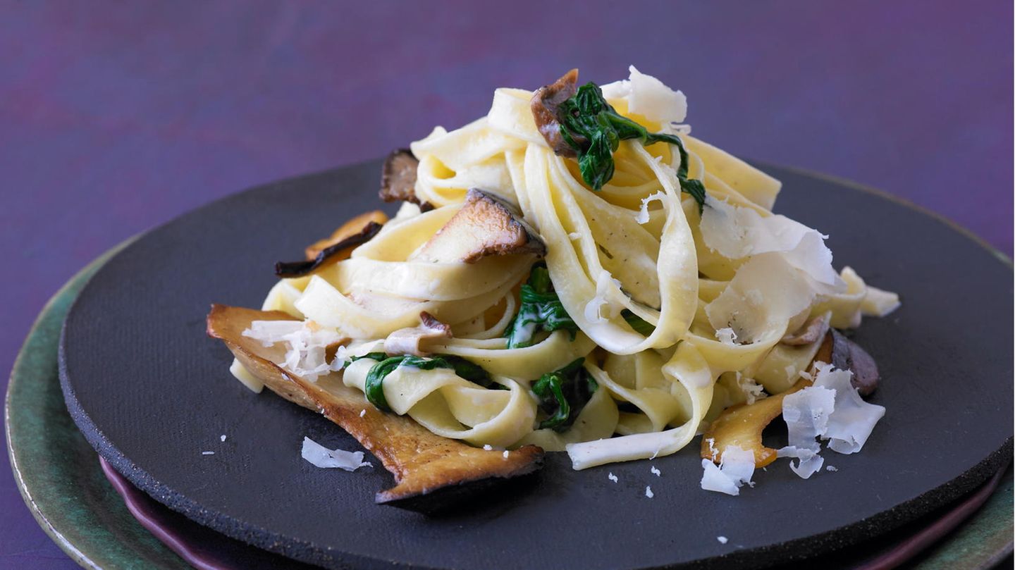 Tagliatelle mit Pilzen und Spinat-Zitronen-Soße | BRIGITTE.de