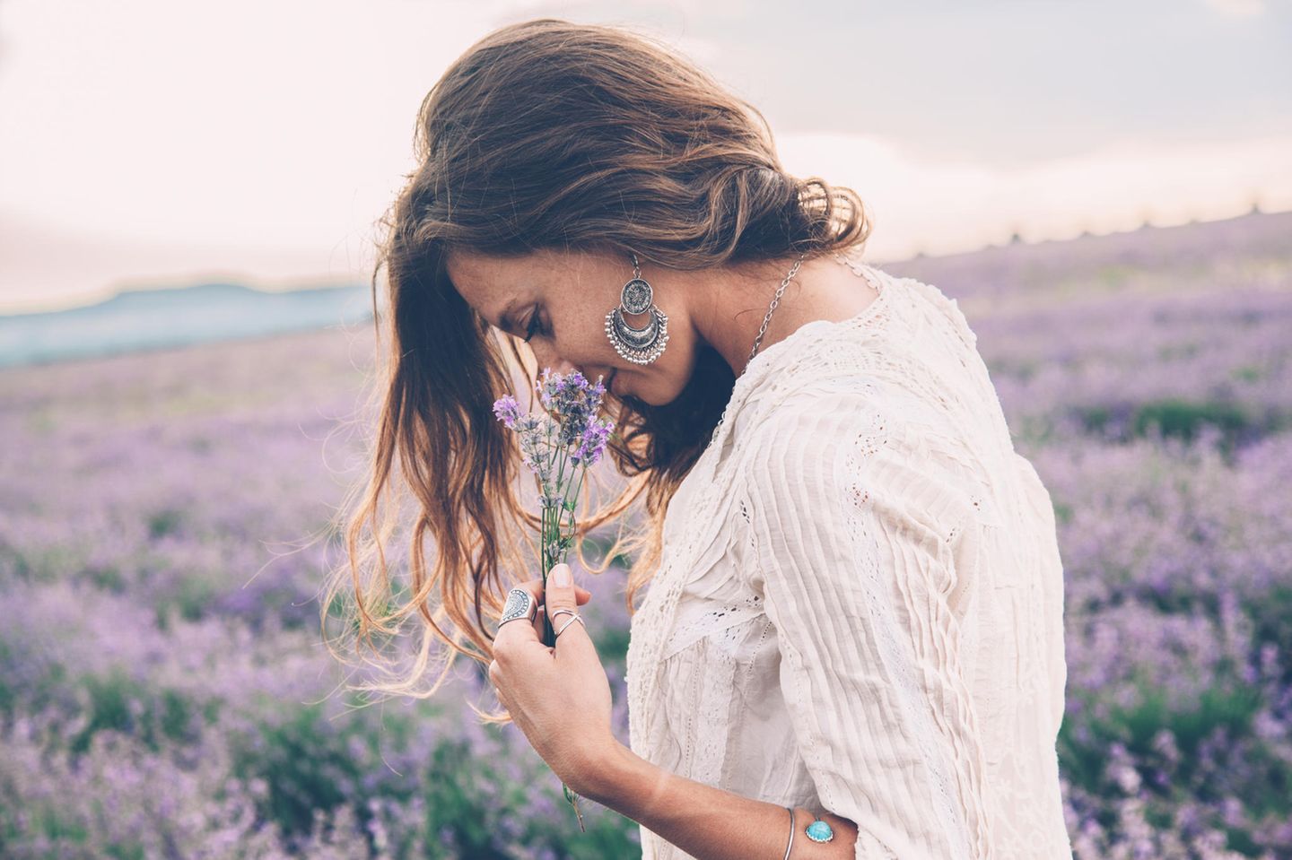 Düfte und ihre Wirkung: Frau riecht an Lavendel