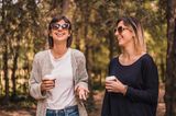 Freundschaft unter Müttern: Zwei Freundinnen mit Coffee to go