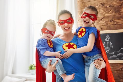 Freundschaft unter Müttern: Mama mit Töchtern auf dem Arm im Superman-Style