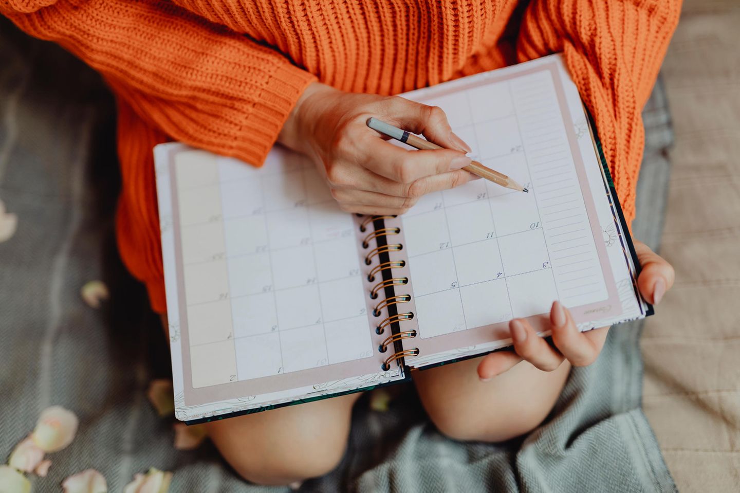 Burnout Prävention: Frau schreibt in Kalender