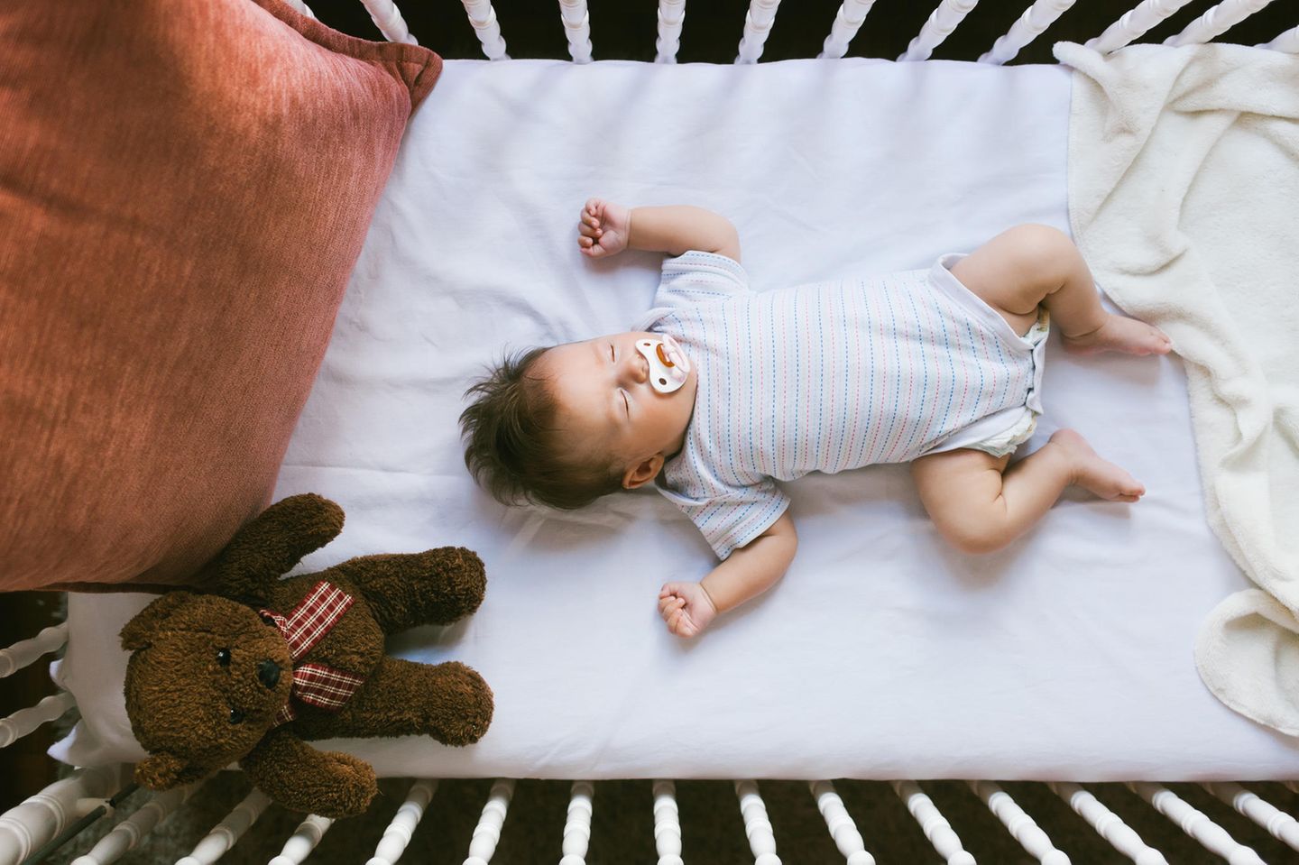 Schlafprobleme bei Babys und Kleinkindern: Baby schläft im Kinderbettchen