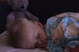 Schlafprobleme bei Babys und Kleinkindern: Kind schläft im Dunkeln