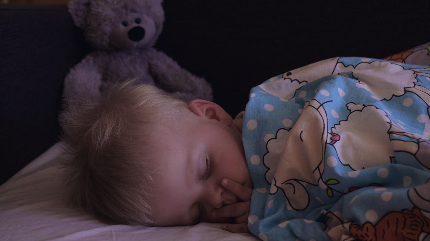 Schlafprobleme bei Babys und Kleinkindern: Kind schläft im Dunkeln
