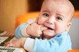 Schlafprobleme bei Babys und Kleinkindern: Baby hat Finger im Mund