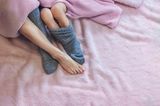 Schlafprobleme bei Babys und Kleinkindern: Frauenbein und Kinderbeine