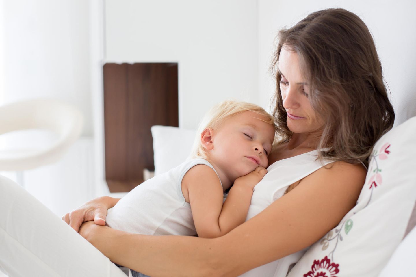 Schlafprobleme bei Babys und Kleinkindern: Kind schläft auf der Mama