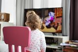 Schlafprobleme bei Babys und Kleinkindern: Kind schaut Fernsehen